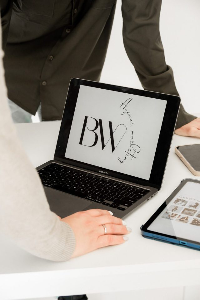 Tablet displaying the Be Wise logo: branding and graphic design